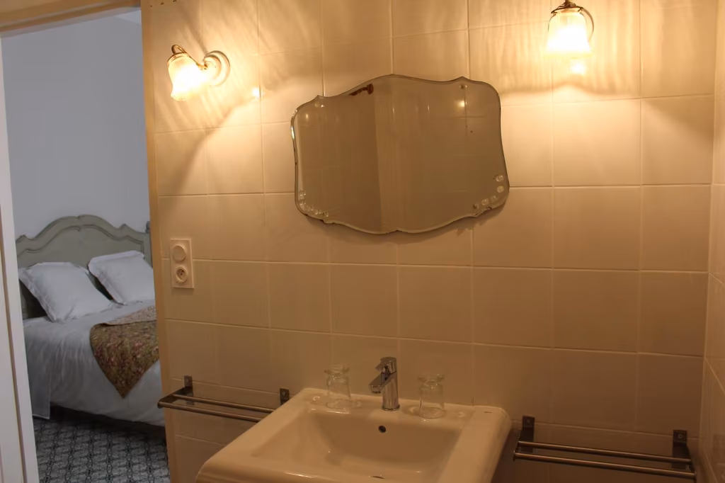 Bagno con lavandino e specchio