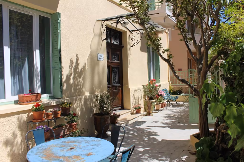 Tavolo e sedie all'aperto davanti alla struttura