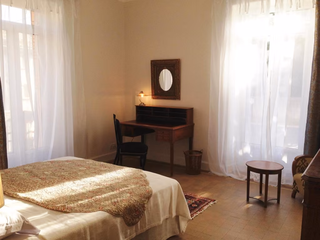 Camera doppia di Villa Regina B&B con letto, scrivania e specchio
