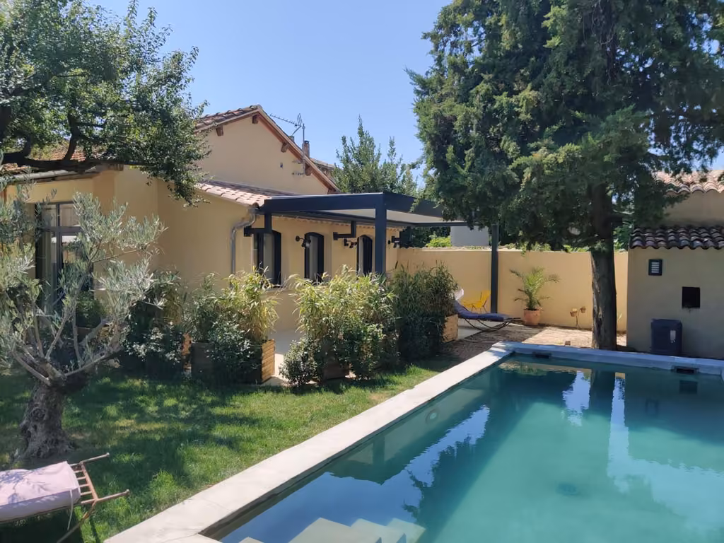 La casa con la piscina in giardino
