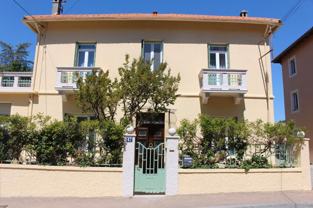 Ingresso della casa con la porta verde